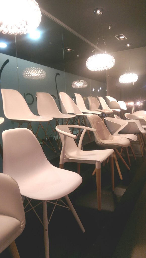 Showroom Superstudio Barcelona exposición de sillas