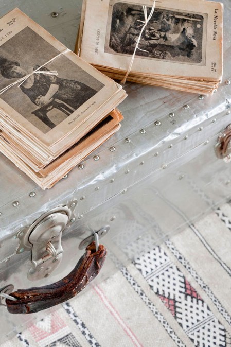 Interiorismo-atico-mesita-maleta